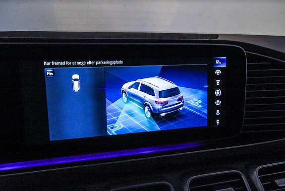 Mercedes-Benz GLS600 25 of 30