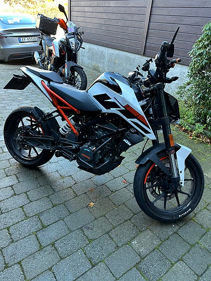 KTM 125 Duke 3 of 6