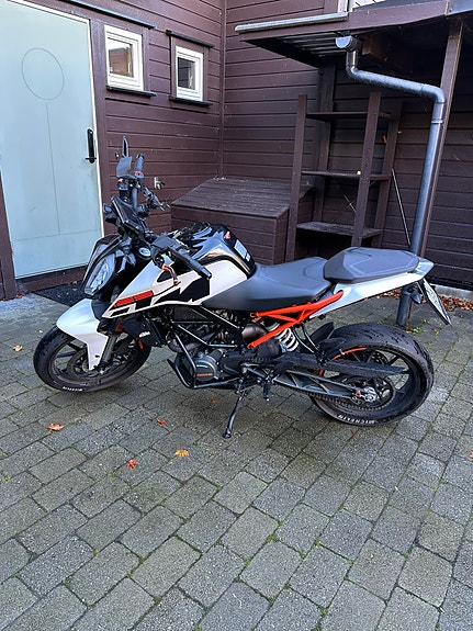 KTM 125 Duke 2 of 6
