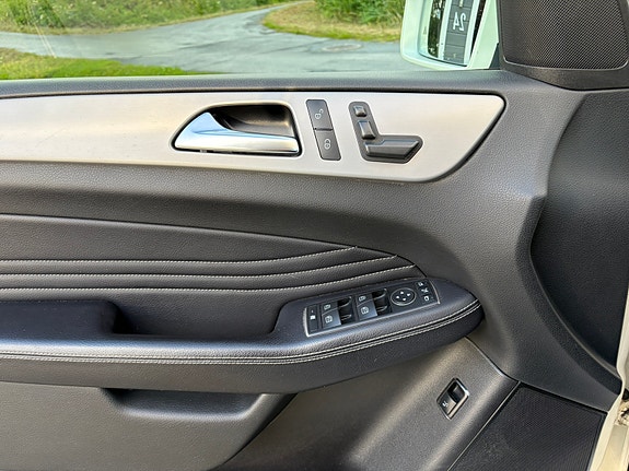 Mercedes-Benz ML250 7 of 30