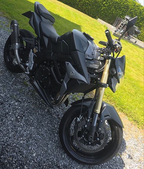 Suzuki GSR 750A Fighter 2 of 30