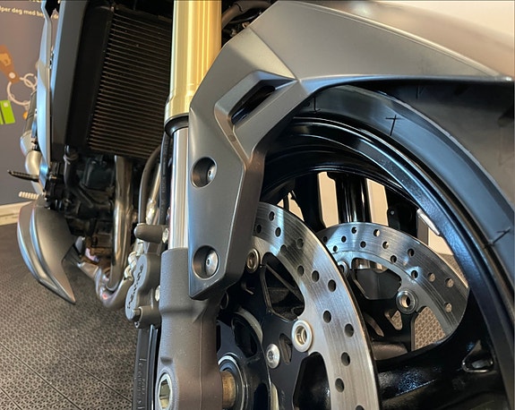 Suzuki GSR 750A Fighter 30 of 30