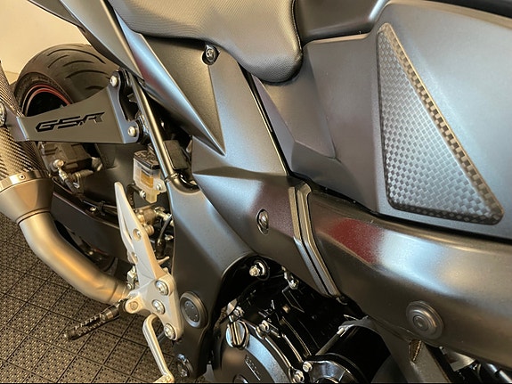 Suzuki GSR 750A Fighter 20 of 30