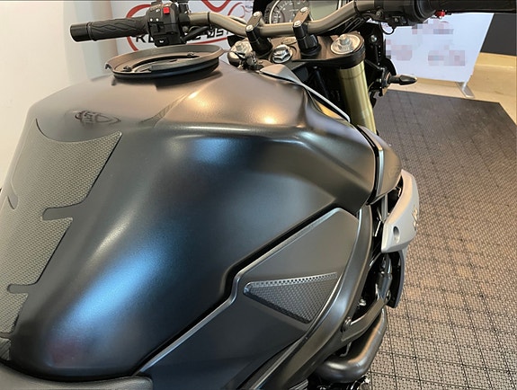 Suzuki GSR 750A Fighter 21 of 30