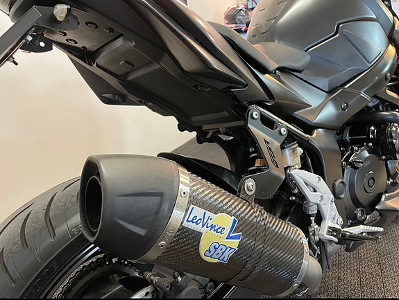 Suzuki GSR 750A Fighter 16 of 30
