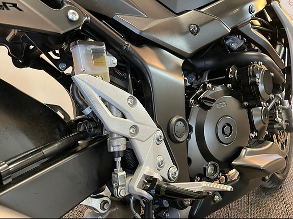 Suzuki GSR 750A Fighter 17 of 30