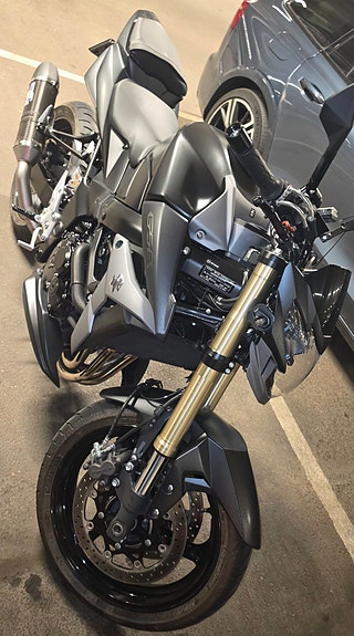 Suzuki GSR 750A Fighter 4 of 30
