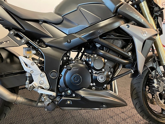 Suzuki GSR 750A Fighter 19 of 30