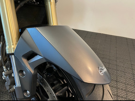 Suzuki GSR 750A Fighter 28 of 30