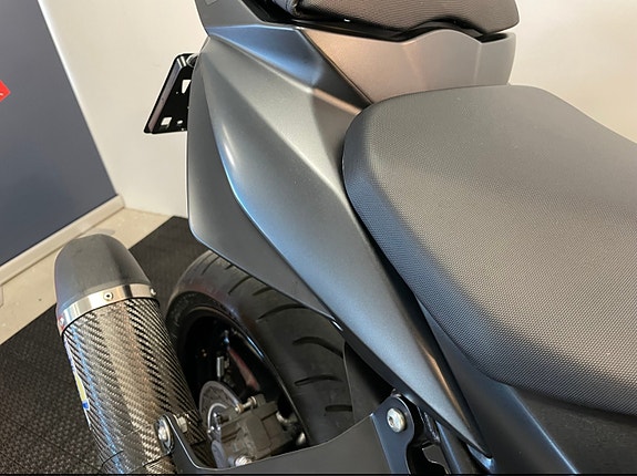 Suzuki GSR 750A Fighter 12 of 30