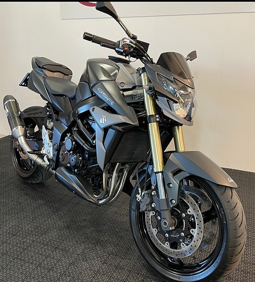 Suzuki GSR 750A Fighter 5 of 30