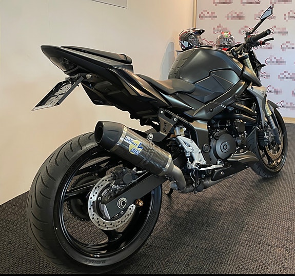 Suzuki GSR 750A Fighter 8 of 30