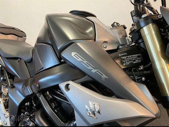 Suzuki GSR 750A Fighter 23 of 30