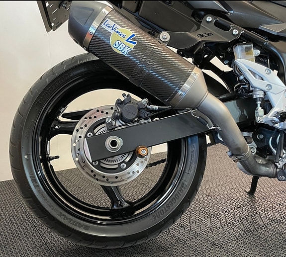 Suzuki GSR 750A Fighter 15 of 30