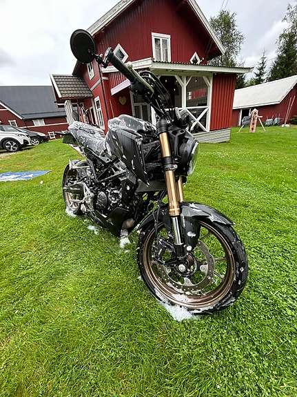 Honda CB 125 R 2 of 14