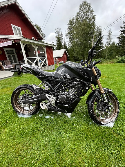 Honda CB 125 R 3 of 14