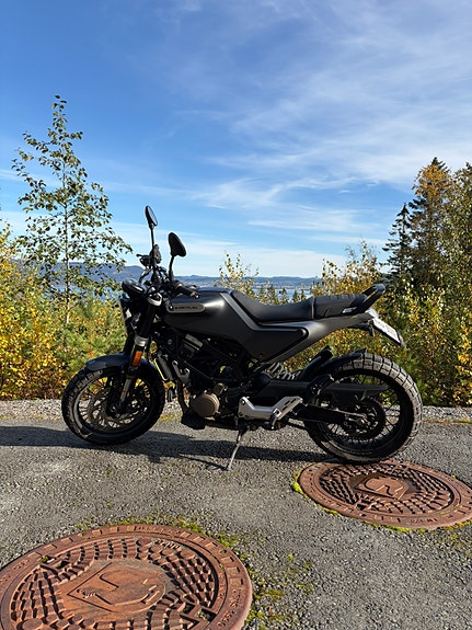 Husqvarna Svartpilen 125 2 of 30