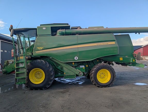 John Deere T670 2 of 7