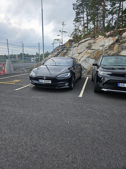 Tesla Model S 2 of 14