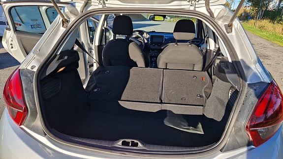 Peugeot 208 21 of 24