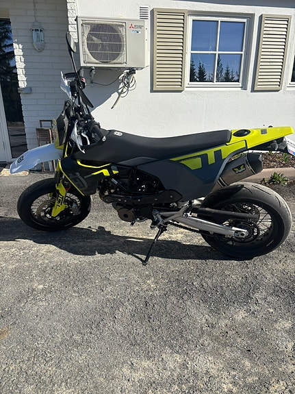 Husqvarna 701 Supermoto 3 of 4