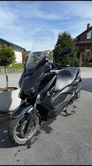 Yamaha X-Max 250 2 of 12