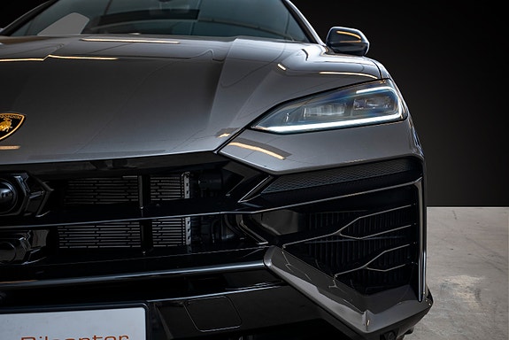 Lamborghini Urus 3 of 30