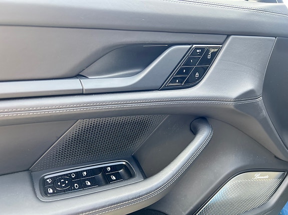 Porsche Taycan Turbo 22 of 30