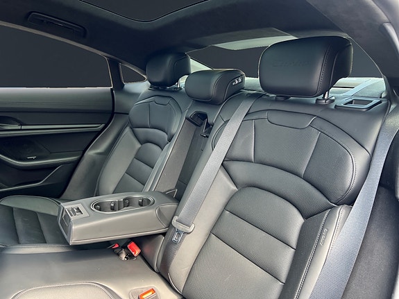 Porsche Taycan Turbo 13 of 30