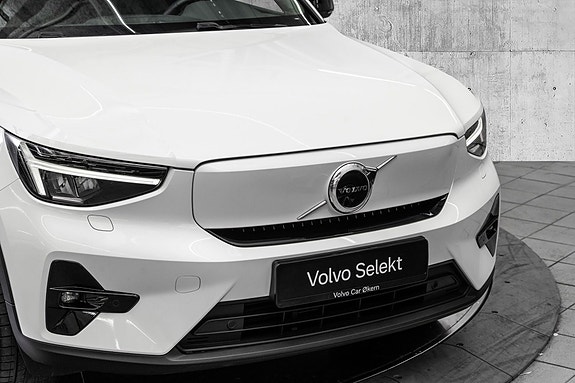 Volvo EX40 2 of 29