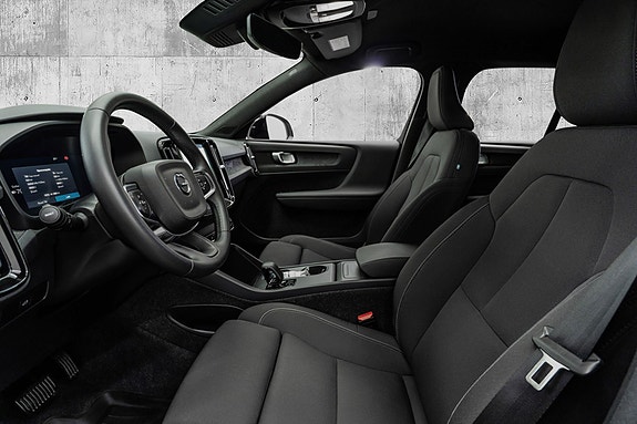 Volvo EX40 17 of 29