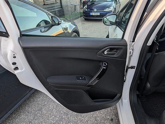 Peugeot 208 9 of 19