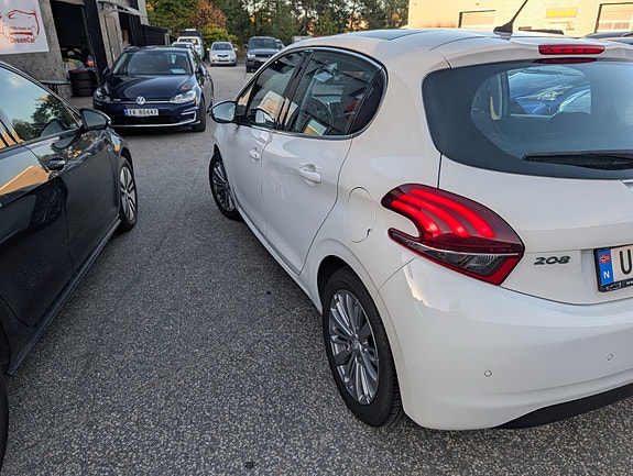 Peugeot 208 4 of 19