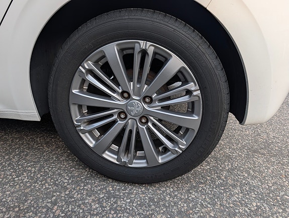 Peugeot 208 5 of 19