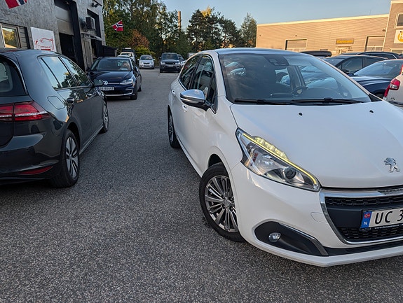 Peugeot 208 3 of 19