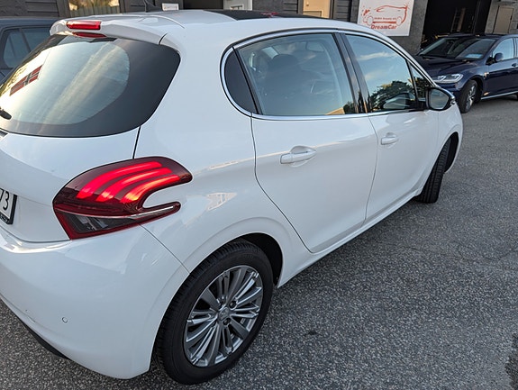Peugeot 208 7 of 19