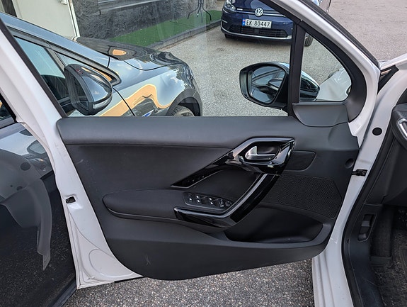 Peugeot 208 13 of 19