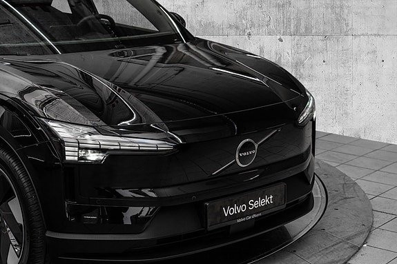 Volvo EX30 2 of 29