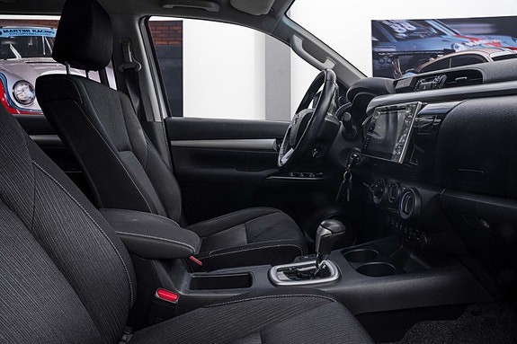 Toyota HiLux 19 of 30