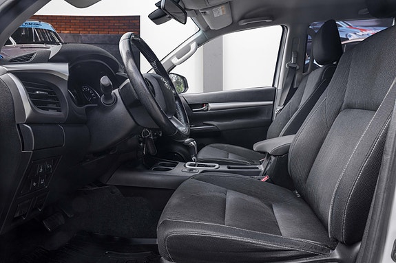 Toyota HiLux 14 of 30