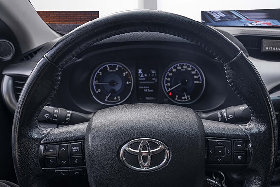 Toyota HiLux 7 of 30