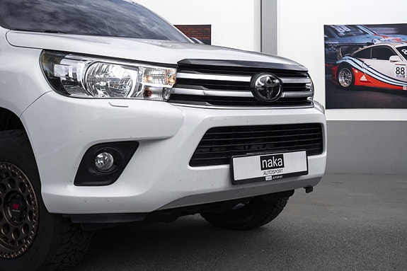 Toyota HiLux 3 of 30