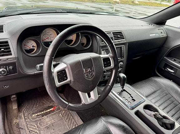 Dodge Challenger 8 of 9