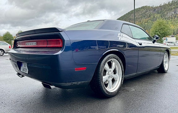 Dodge Challenger 6 of 9