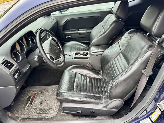 Dodge Challenger 7 of 9