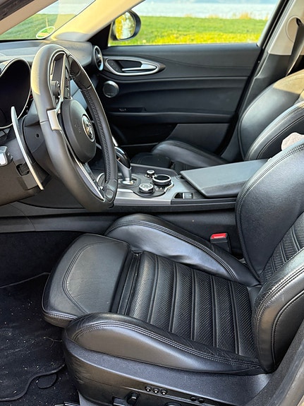 Alfa Romeo Giulia 7 of 16