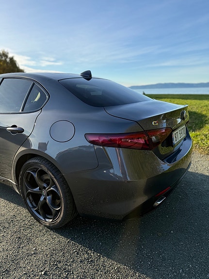 Alfa Romeo Giulia 6 of 16