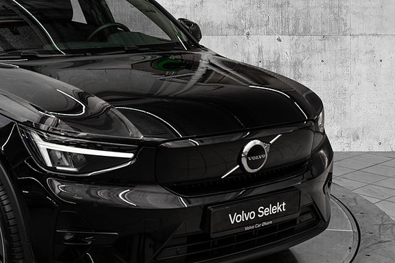 Volvo EX40 2 of 29