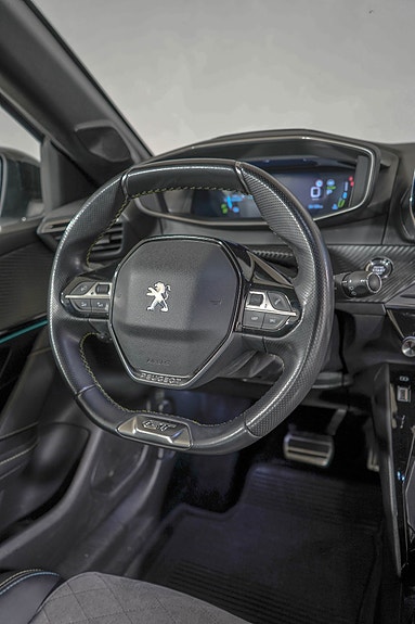 Peugeot e-208 15 of 19