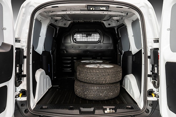 Ford Transit Courier 26 of 26